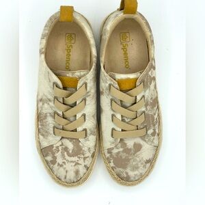 Spenco Malibu Lace Tan & White Ikat Canvas Sneakers, Size 8